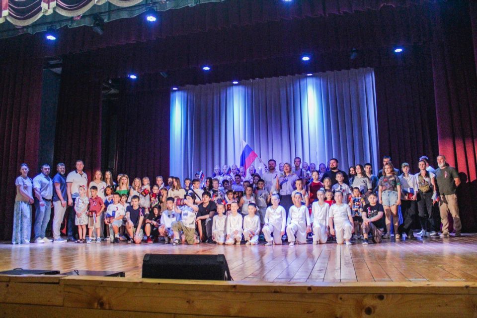 12 июня творческие коллективы приняли участие в торжественном мероприятии - Вручение медалей «Дети героев» , которое прошло в зрительном зале Дома Культуры пгт.Щебетовка 12 июня творческие коллективы приняли участие в торжественном мероприятии - Вручение медалей «Дети героев» , которое прошло в зрительном зале Дома Культуры пгт.Щебетовка