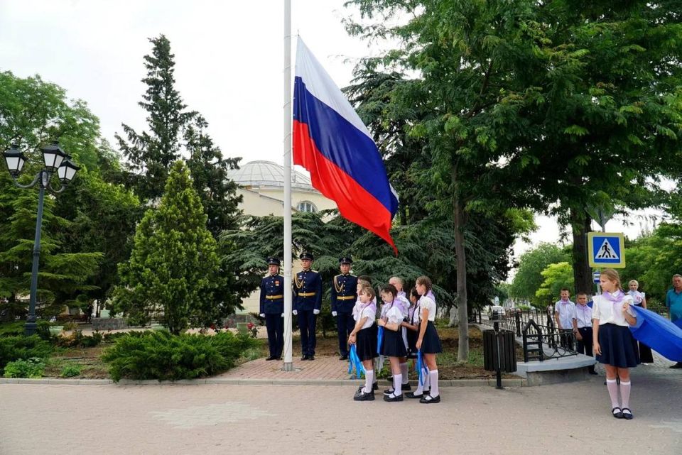 В День России коллектив прокуратуры города Евпатории принял участие в торжественной церемонии поднятия Государственного флага Российской Федерации на театральной площади города Евпатории В День России коллектив прокуратуры города Евпатории принял участие в торжественной церемонии поднятия Государственного флага Российской Федерации на театральной площади города Евпатории