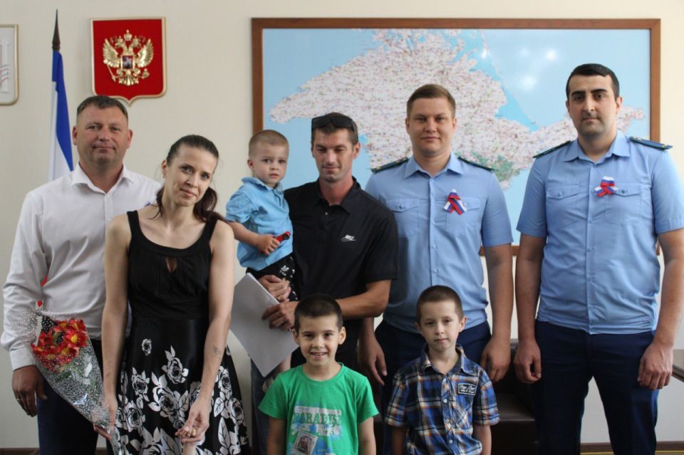 Игорь Крутьков: В торжественной обстановке совместно с заместителем прокурора Ленинского района Артуром Поповым, заместителем главы администрации Еленой Рудюк вручили ключи многодетной семье Олега Паращука Игорь Крутьков: В торжественной обстановке совместно с заместителем прокурора Ленинского района Артуром Поповым, заместителем главы администрации Еленой Рудюк вручили ключи многодетной семье Олега Паращука