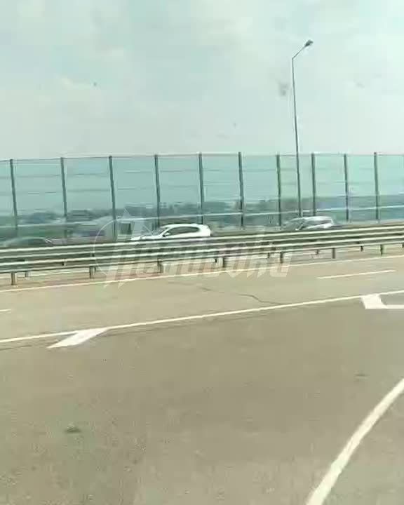 Утро у туристов, желающих отдохнуть в Крыму, начинается с многочасовой пробки на мосту