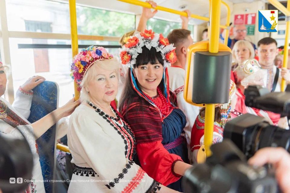 Троллейбус-лекторий в цветах триколора на центральных улицах города Троллейбус-лекторий в цветах триколора на центральных улицах города