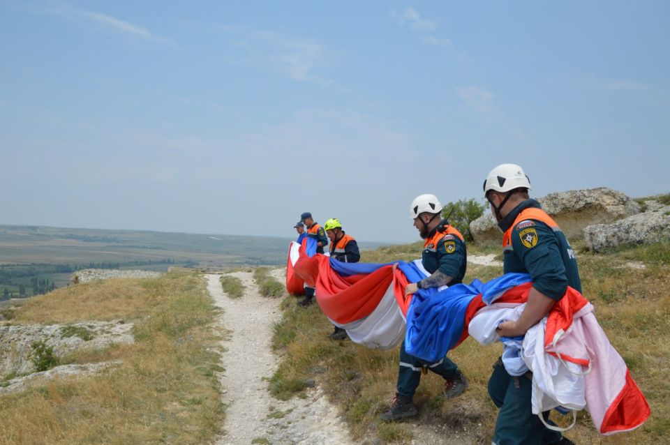 Крымские спасатели развернули 15 метровый стяг на отвесной стене горы Ак-Кая Крымские спасатели развернули 15 метровый стяг на отвесной стене горы Ак-Кая