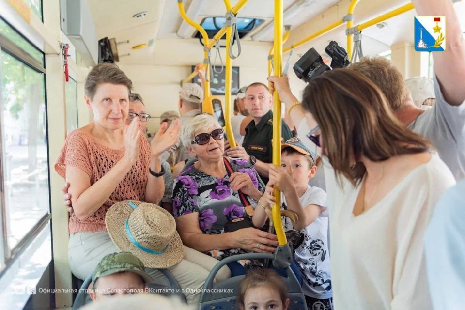 Троллейбус-лекторий в цветах триколора на центральных улицах города Троллейбус-лекторий в цветах триколора на центральных улицах города
