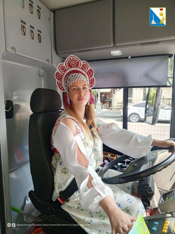 Посмотрите, какими нарядными наши водители троллейбусов вышли на рейсы в День России Посмотрите, какими нарядными наши водители троллейбусов вышли на рейсы в День России