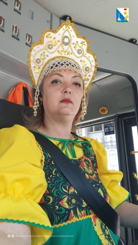 Посмотрите, какими нарядными наши водители троллейбусов вышли на рейсы в День России Посмотрите, какими нарядными наши водители троллейбусов вышли на рейсы в День России