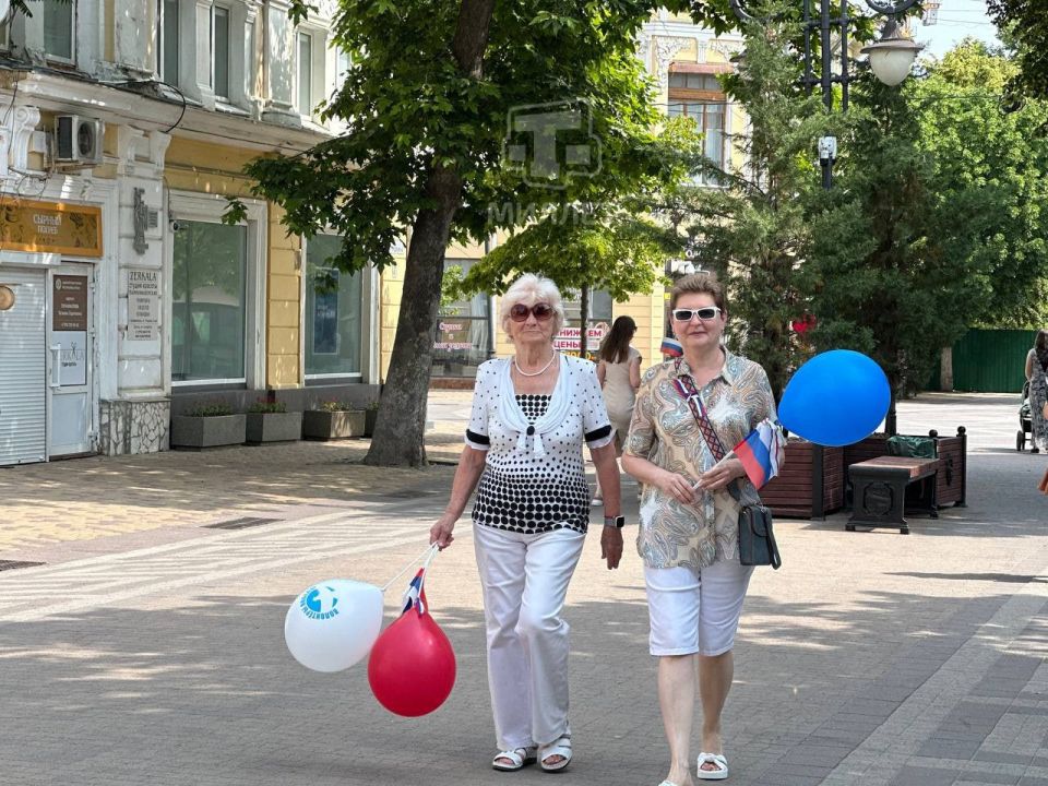 Активисты всероссийского общественного движения «Волонтёры Победы Республики Крым» раздают шары, ленты и флажки России жителям крымской столицы Активисты всероссийского общественного движения «Волонтёры Победы Республики Крым» раздают шары, ленты и флажки России жителям крымской столицы