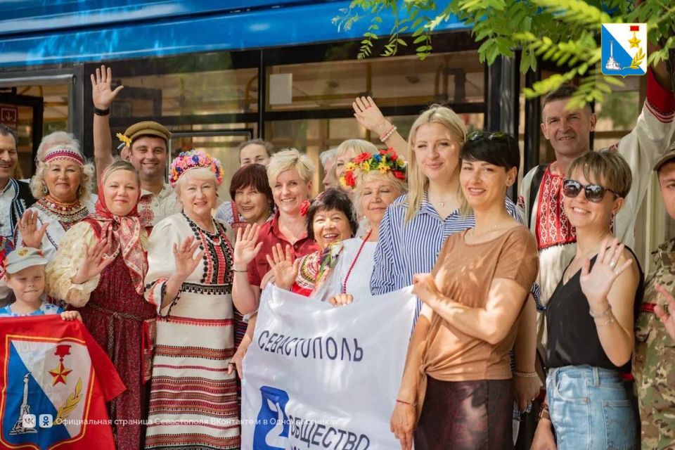 Троллейбус-лекторий в цветах триколора на центральных улицах города Троллейбус-лекторий в цветах триколора на центральных улицах города