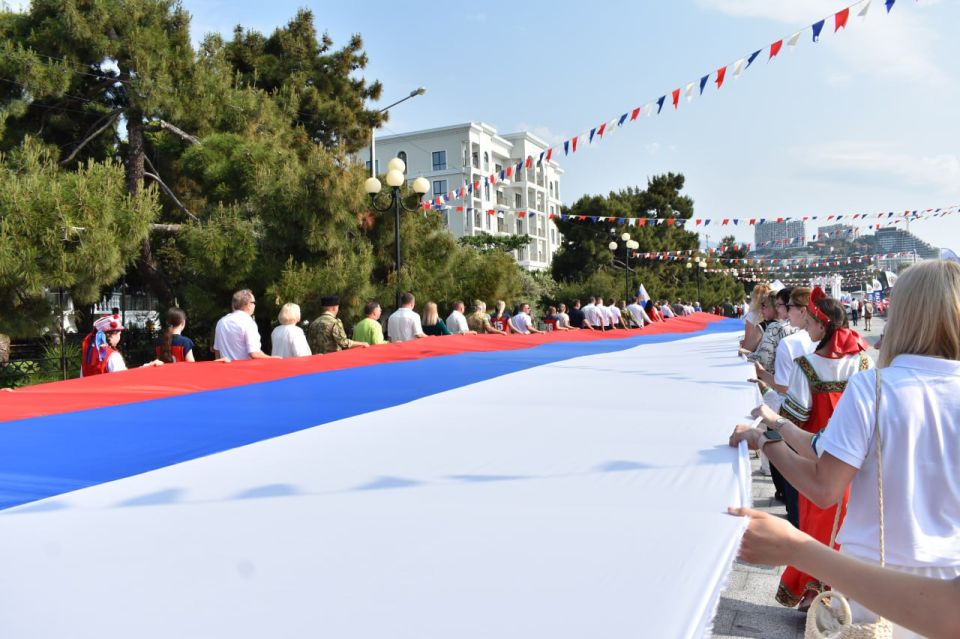 Галина Огнёва: Гордо реет триколор – символ нашей сильной России! Галина Огнёва: Гордо реет триколор – символ нашей сильной России!