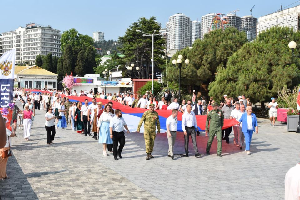 Стометровый триколор развернули на набережной Алушты Стометровый триколор развернули на набережной Алушты