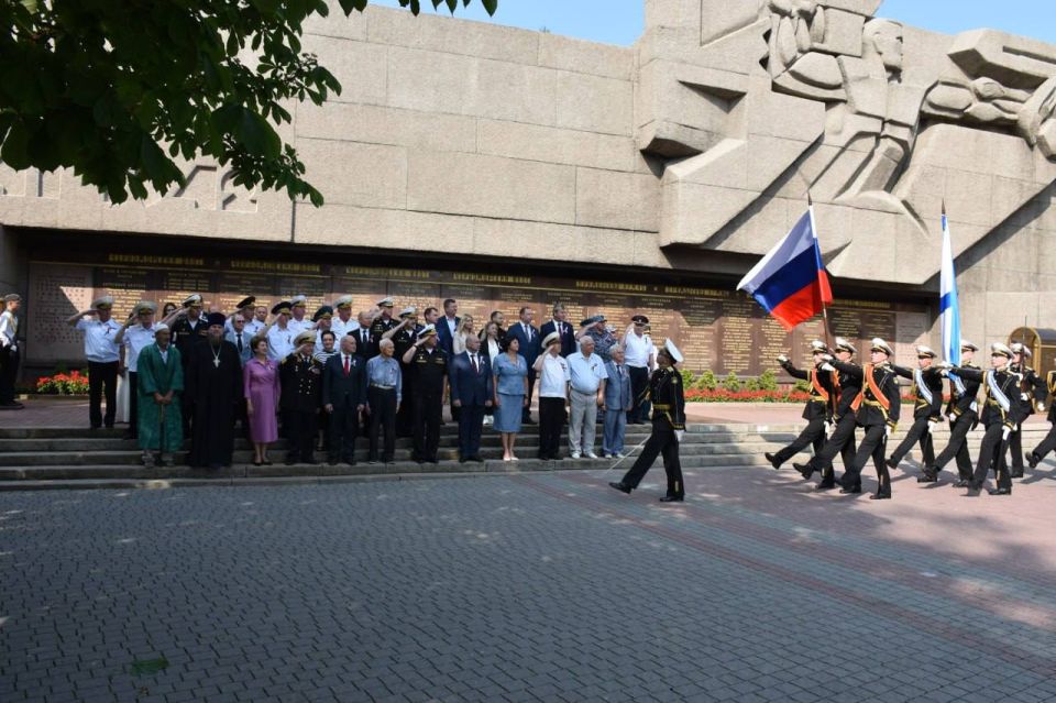 Екатерина Алтабаева: В День России по нашей многолетней традиции мы возлагаем венки и цветы к Вечному огню у Мемориала героической обороны Севастополя 1941-1942 годов на площади Павла Степановича Нахимова, чтим ратный... Екатерина Алтабаева: В День России по нашей многолетней традиции мы возлагаем венки и цветы к Вечному огню у Мемориала героической обороны Севастополя 1941-1942 годов на площади Павла Степановича Нахимова, чтим ратный...