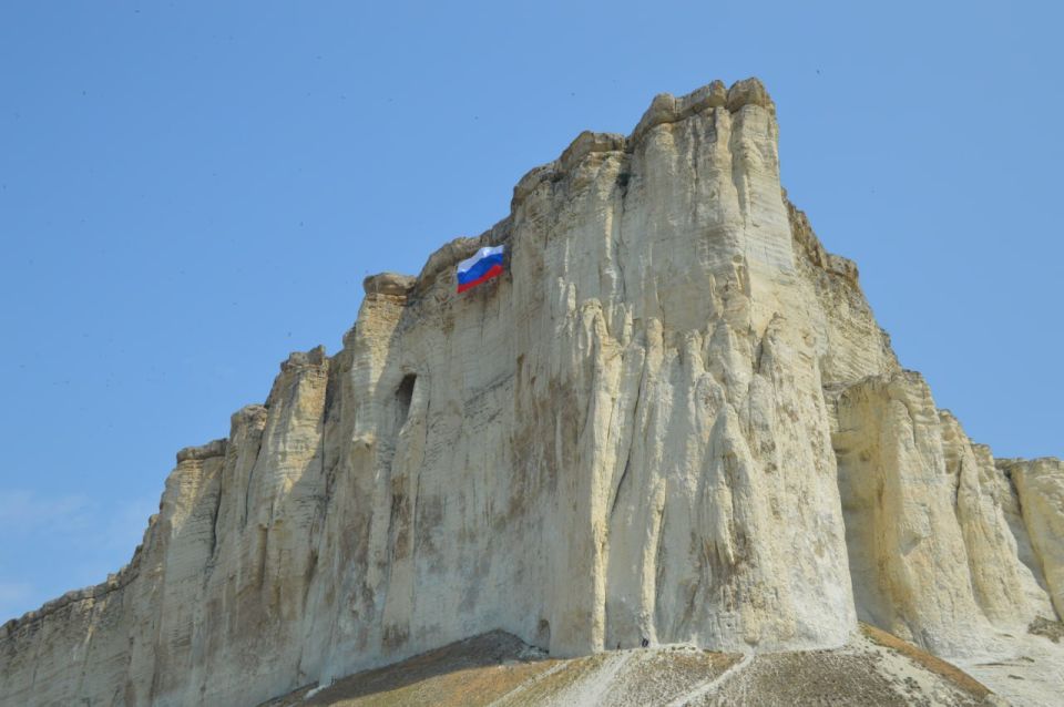 Крымские спасатели развернули 15 метровый стяг на отвесной стене горы Ак-Кая Крымские спасатели развернули 15 метровый стяг на отвесной стене горы Ак-Кая