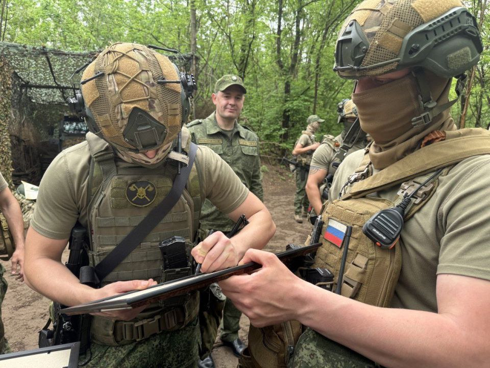 Офицеры СК России из Крыма продолжают оказывать помощь военнослужащим на передовой __ Офицеры СК России из Крыма продолжают оказывать помощь военнослужащим на передовой __