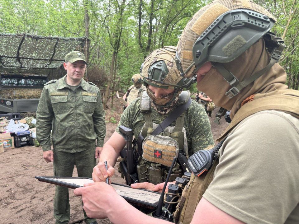 Офицеры СК России из Крыма продолжают оказывать помощь военнослужащим на передовой __ Офицеры СК России из Крыма продолжают оказывать помощь военнослужащим на передовой __