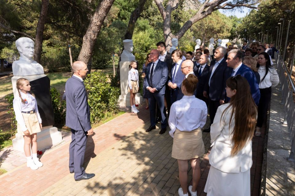  :            ,         ...