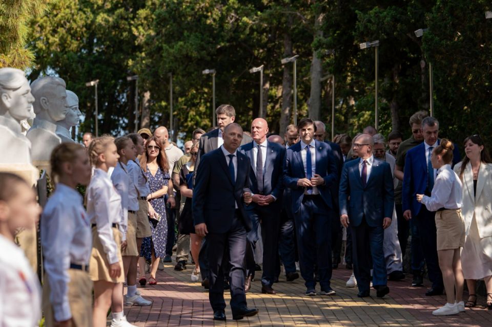 Трудовому коллективу «Артека» вручили орден Почета Трудовому коллективу «Артека» вручили орден Почета