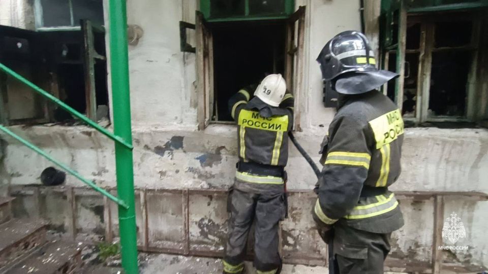 В Феодосии мужчину спасли из горящей квартиры В Феодосии мужчину спасли из горящей квартиры