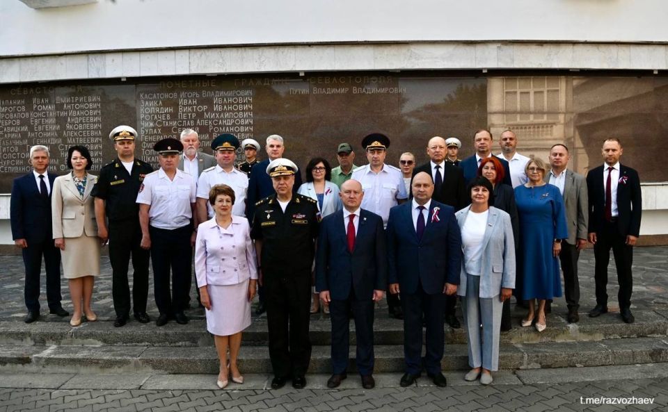 Имя Владимира Путина официально занесли в список Почетных граждан Севастополя Имя Владимира Путина официально занесли в список Почетных граждан Севастополя
