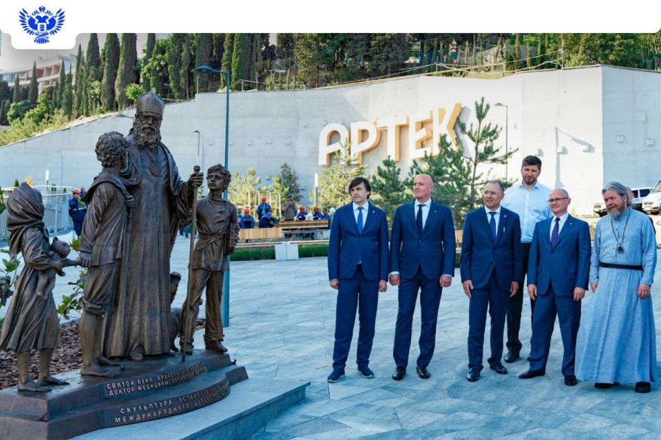 В «Артеке» торжественно открыли памятники Людмиле Радыно и Луке Крымскому В «Артеке» торжественно открыли памятники Людмиле Радыно и Луке Крымскому