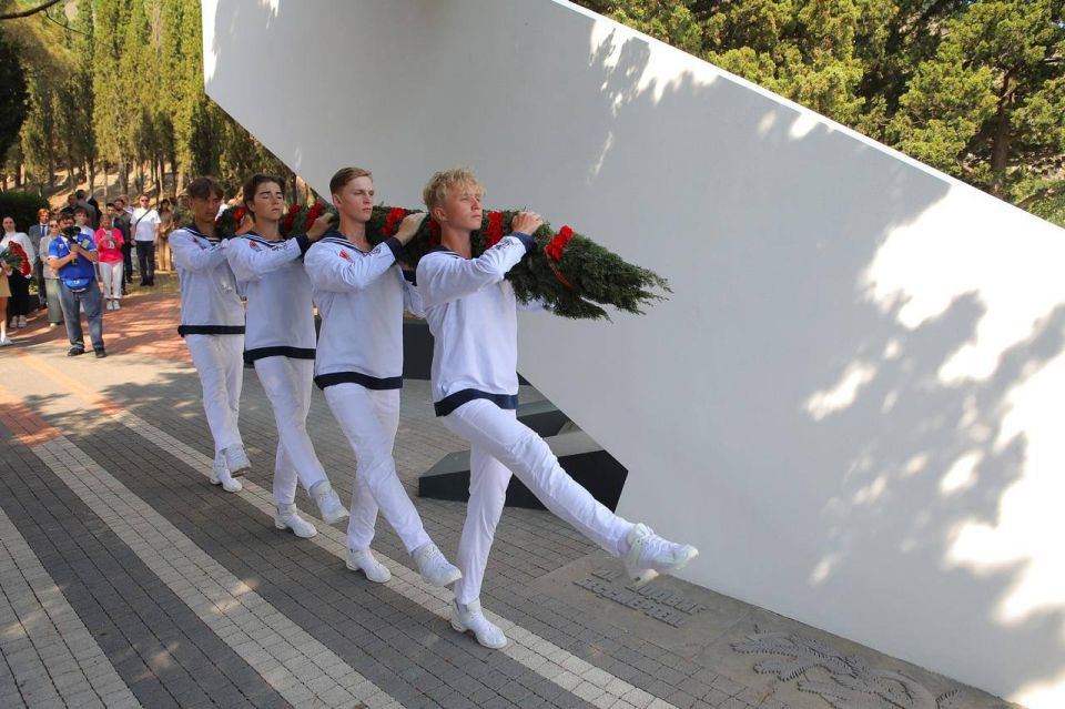 Новый бюст открыли на Аллее героев-артековцев Новый бюст открыли на Аллее героев-артековцев