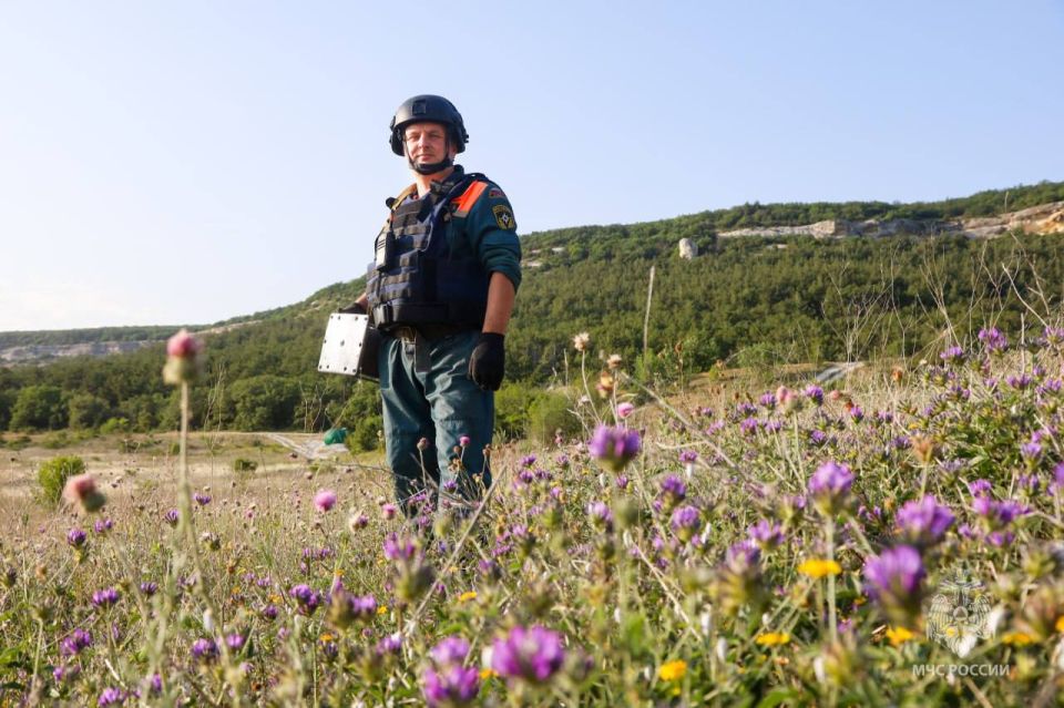 Крупную авиабомбу уничтожили сотрудники МЧС России в Севастополе Крупную авиабомбу уничтожили сотрудники МЧС России в Севастополе