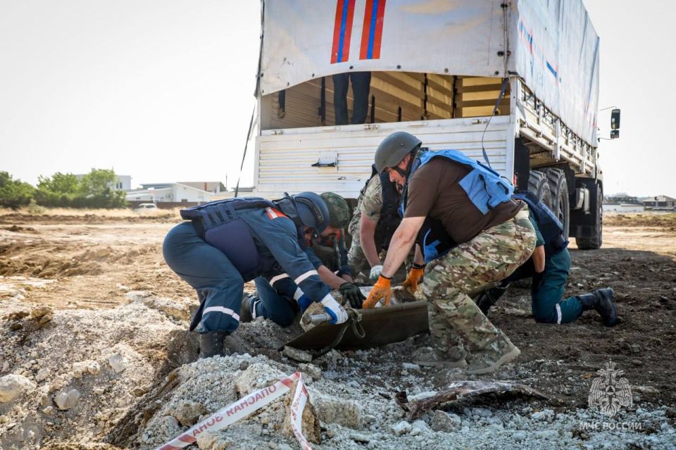 Крупную авиабомбу уничтожили сотрудники МЧС России в Севастополе Крупную авиабомбу уничтожили сотрудники МЧС России в Севастополе