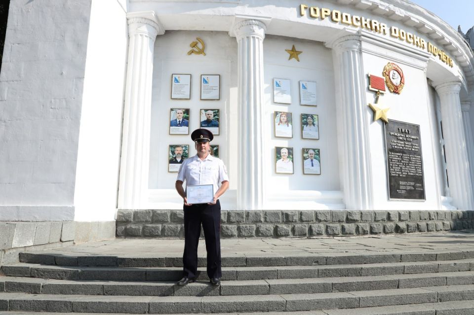 Командир отдельного батальона ППСП имени Василия Бузина УМВД России по г. Севастополю Юрий Слободянюк занесен на городскую Доску почёта Командир отдельного батальона ППСП имени Василия Бузина УМВД России по г. Севастополю Юрий Слободянюк занесен на городскую Доску почёта