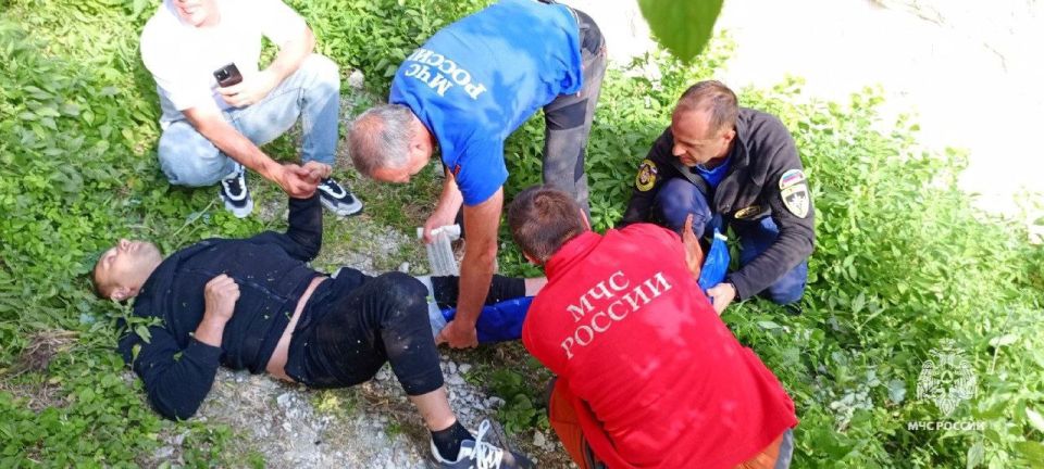 В Бахчисарайском районе мужчина упал со скалы и сломал ногу В Бахчисарайском районе мужчина упал со скалы и сломал ногу