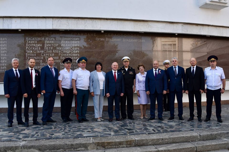 Владимир Немцев: Сегодня в День города Севастополя принял участие в поистине знаменательном событии: имя Владимира Владимировича Путина, Президента Российской Федерации и нашего Верховного главнокомандующего, было нанесено... Владимир Немцев: Сегодня в День города Севастополя принял участие в поистине знаменательном событии: имя Владимира Владимировича Путина, Президента Российской Федерации и нашего Верховного главнокомандующего, было нанесено...