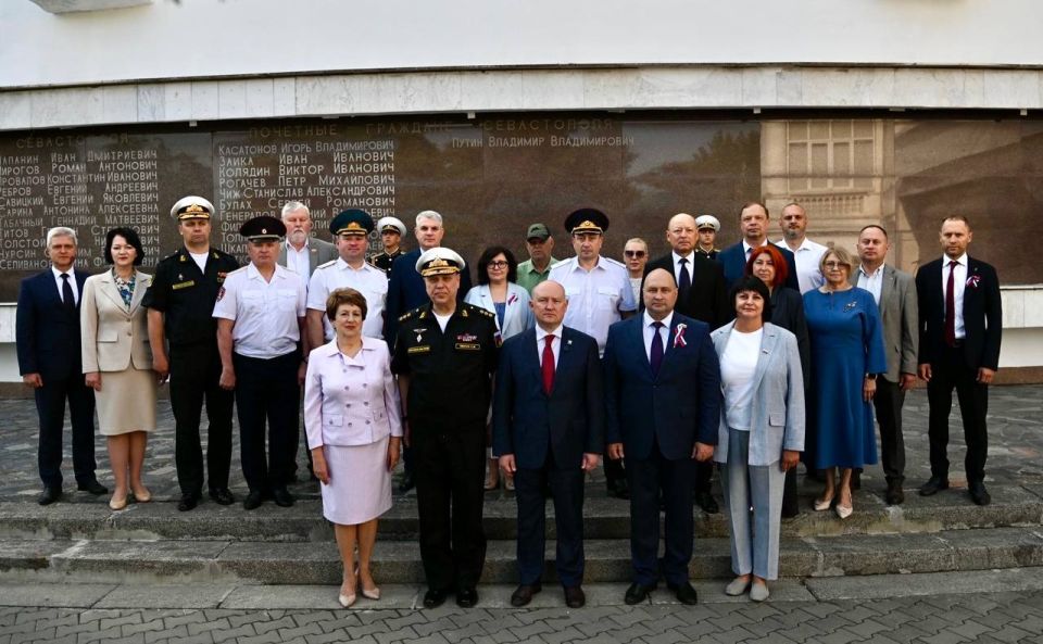 На мемориальную стену почётных граждан Севастополя нанесли имя Владимира Путина На мемориальную стену почётных граждан Севастополя нанесли имя Владимира Путина