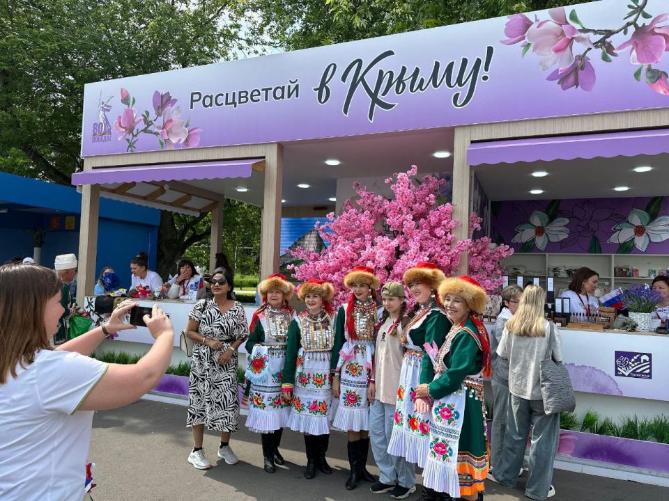 Крымский стенд пользуется большой популярностью в Москве на Международном туристическом форуме «Путешествуй!» Крымский стенд пользуется большой популярностью в Москве на Международном туристическом форуме «Путешествуй!»