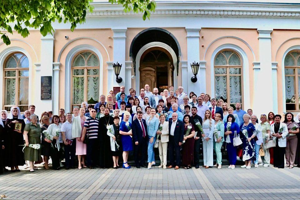 Первый заместитель Председателя Государственного Совета Республики Крым Сергей Цеков поздравил медицинских работников с профессиональным праздником в Доме Дворянского собрания в Симферополе Первый заместитель Председателя Государственного Совета Республики Крым Сергей Цеков поздравил медицинских работников с профессиональным праздником в Доме Дворянского собрания в Симферополе