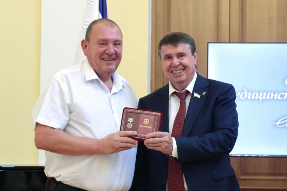 Владимир Константинов: В честь Дня медицинского работника традиционно вручили крымским медработникам государственные награды, знаки отличия и удостоверения о присуждении 27 премий Государственного Совета по 38 рублей тысяч... Владимир Константинов: В честь Дня медицинского работника традиционно вручили крымским медработникам государственные награды, знаки отличия и удостоверения о присуждении 27 премий Государственного Совета по 38 рублей тысяч...