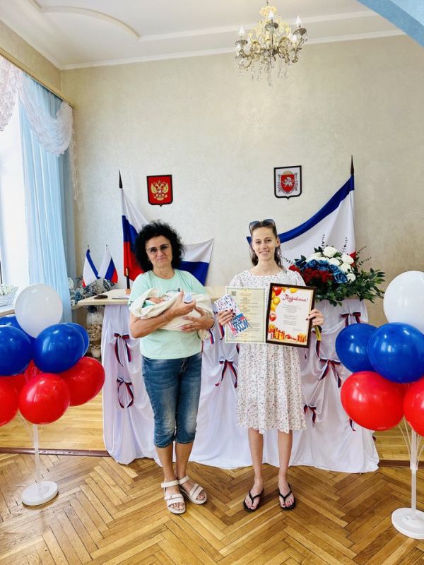 Феодосийский городской отдел ЗАГС провёл «юбилейную», трехсотую государственную регистрацию рождения в 2025 году Феодосийский городской отдел ЗАГС провёл «юбилейную», трехсотую государственную регистрацию рождения в 2025 году