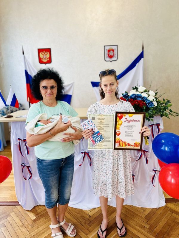 Феодосийский городской отдел ЗАГС провёл «юбилейную», трехсотую государственную регистрацию рождения в 2025 году Феодосийский городской отдел ЗАГС провёл «юбилейную», трехсотую государственную регистрацию рождения в 2025 году
