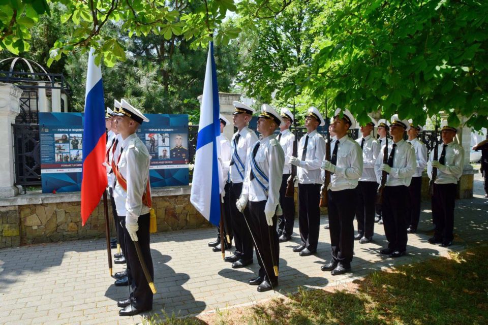 В Севастополе открылась памятная выставка «Герои и подвиги» В Севастополе открылась памятная выставка «Герои и подвиги»