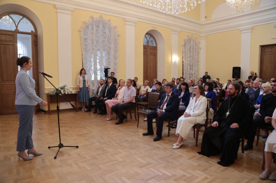 Владимир Константинов: В честь Дня медицинского работника традиционно вручили крымским медработникам государственные награды, знаки отличия и удостоверения о присуждении 27 премий Государственного Совета по 38 рублей тысяч... Владимир Константинов: В честь Дня медицинского работника традиционно вручили крымским медработникам государственные награды, знаки отличия и удостоверения о присуждении 27 премий Государственного Совета по 38 рублей тысяч...