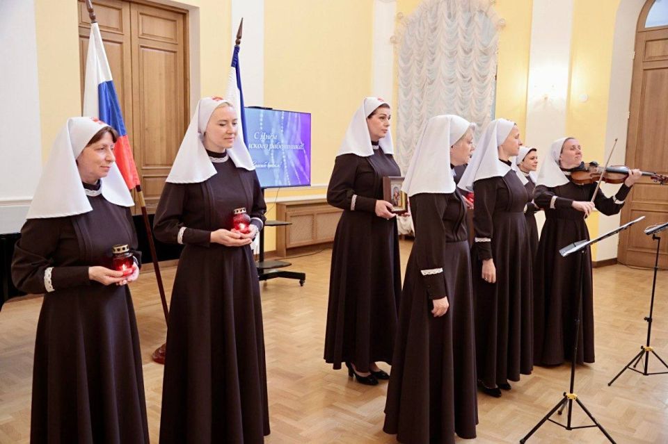 Первый заместитель Председателя Государственного Совета Республики Крым Сергей Цеков поздравил медицинских работников с профессиональным праздником в Доме Дворянского собрания в Симферополе Первый заместитель Председателя Государственного Совета Республики Крым Сергей Цеков поздравил медицинских работников с профессиональным праздником в Доме Дворянского собрания в Симферополе