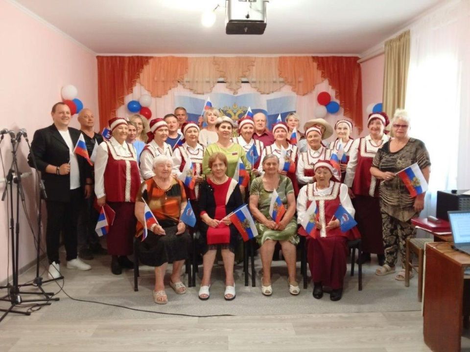 Получатели социальных услуг и сотрудники учреждений социального обслуживания отметили День России Получатели социальных услуг и сотрудники учреждений социального обслуживания отметили День России
