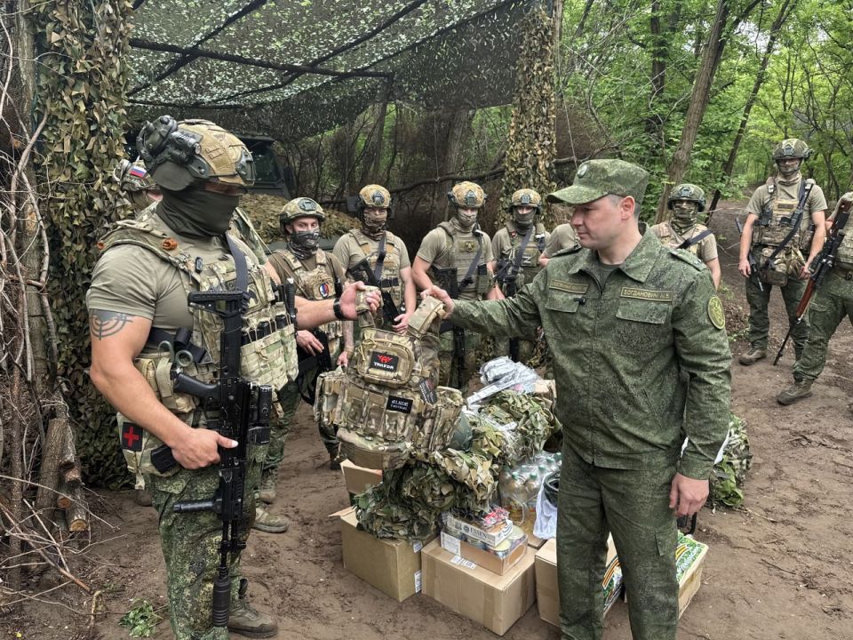 Офицеры ГСУ СК России по Республике Крым и городу Севастополю продолжают оказывать помощь военнослужащим на передовой Офицеры ГСУ СК России по Республике Крым и городу Севастополю продолжают оказывать помощь военнослужащим на передовой