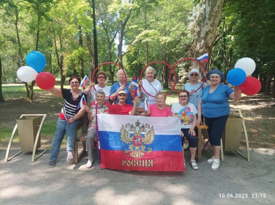 Получатели социальных услуг и сотрудники учреждений социального обслуживания отметили День России Получатели социальных услуг и сотрудники учреждений социального обслуживания отметили День России
