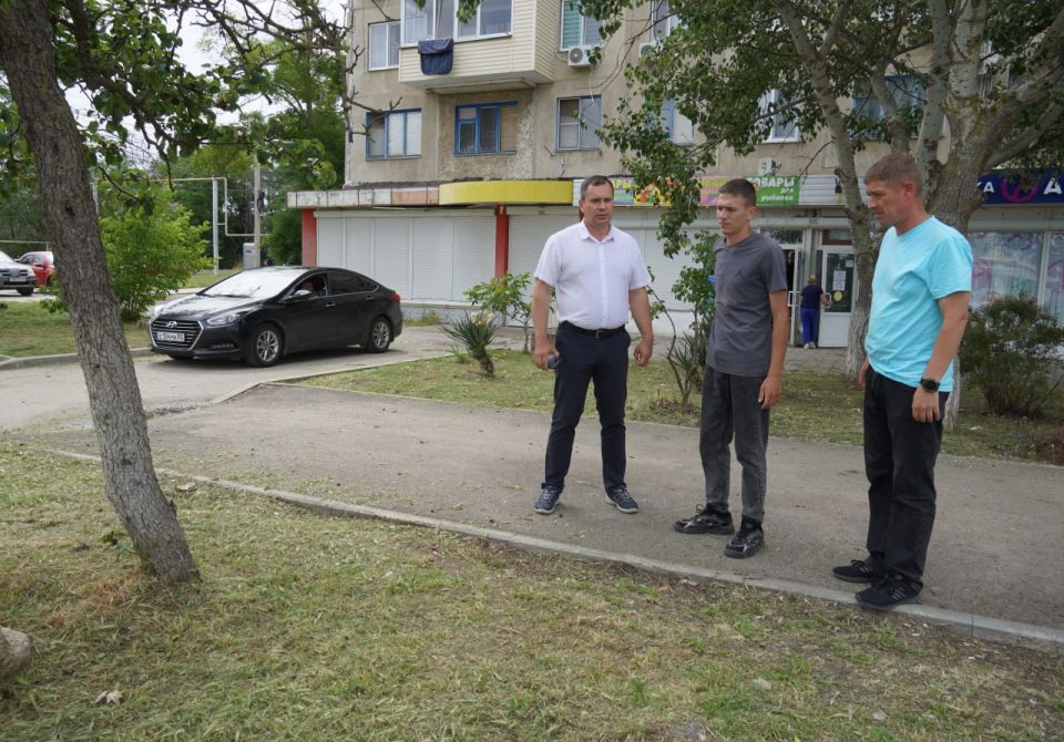 В Керчи ежедневно ведутся работы по покосу травы на придомовых территориях и вдоль городских дорог В Керчи ежедневно ведутся работы по покосу травы на придомовых территориях и вдоль городских дорог