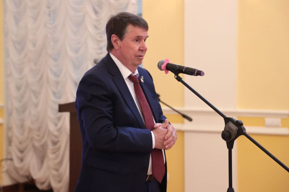 Владимир Константинов: В честь Дня медицинского работника традиционно вручили крымским медработникам государственные награды, знаки отличия и удостоверения о присуждении 27 премий Государственного Совета по 38 рублей тысяч... Владимир Константинов: В честь Дня медицинского работника традиционно вручили крымским медработникам государственные награды, знаки отличия и удостоверения о присуждении 27 премий Государственного Совета по 38 рублей тысяч...