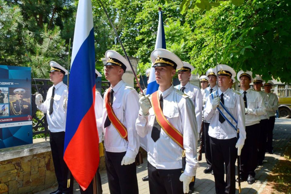 В Севастополе открылась памятная выставка «Герои и подвиги» В Севастополе открылась памятная выставка «Герои и подвиги»