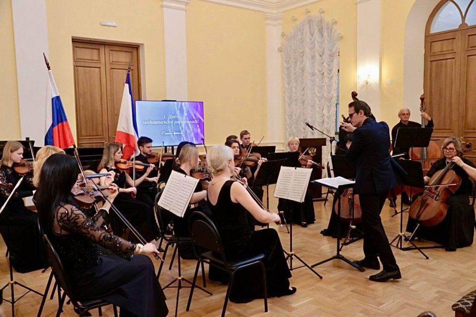 Первый заместитель Председателя Государственного Совета Республики Крым Сергей Цеков поздравил медицинских работников с профессиональным праздником в Доме Дворянского собрания в Симферополе Первый заместитель Председателя Государственного Совета Республики Крым Сергей Цеков поздравил медицинских работников с профессиональным праздником в Доме Дворянского собрания в Симферополе