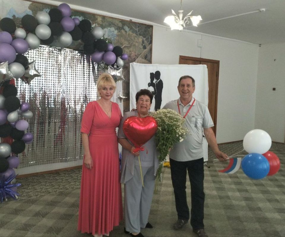 Судакский городской отдел ЗАГС поздравлял супружескую пару с «рубиновой свадьбой» Судакский городской отдел ЗАГС поздравлял супружескую пару с «рубиновой свадьбой»