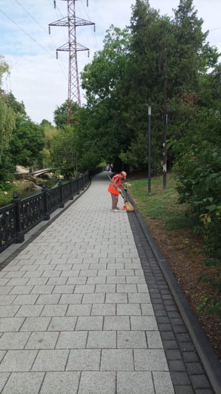 Делаем город комфортнее. Уборка городских территорий ведется ежедневно, без перерывов и выходных Делаем город комфортнее. Уборка городских территорий ведется ежедневно, без перерывов и выходных