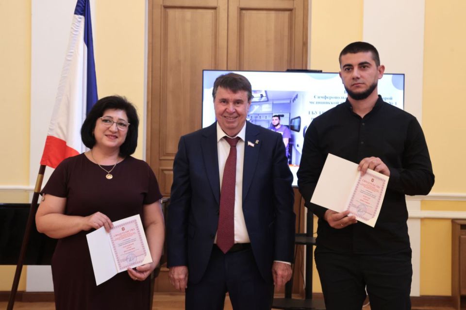 Владимир Константинов: В честь Дня медицинского работника традиционно вручили крымским медработникам государственные награды, знаки отличия и удостоверения о присуждении 27 премий Государственного Совета по 38 рублей тысяч... Владимир Константинов: В честь Дня медицинского работника традиционно вручили крымским медработникам государственные награды, знаки отличия и удостоверения о присуждении 27 премий Государственного Совета по 38 рублей тысяч...