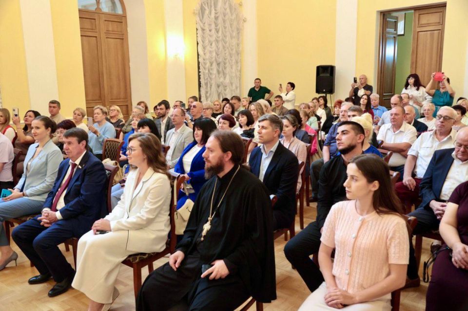 Первый заместитель Председателя Государственного Совета Республики Крым Сергей Цеков поздравил медицинских работников с профессиональным праздником в Доме Дворянского собрания в Симферополе Первый заместитель Председателя Государственного Совета Республики Крым Сергей Цеков поздравил медицинских работников с профессиональным праздником в Доме Дворянского собрания в Симферополе