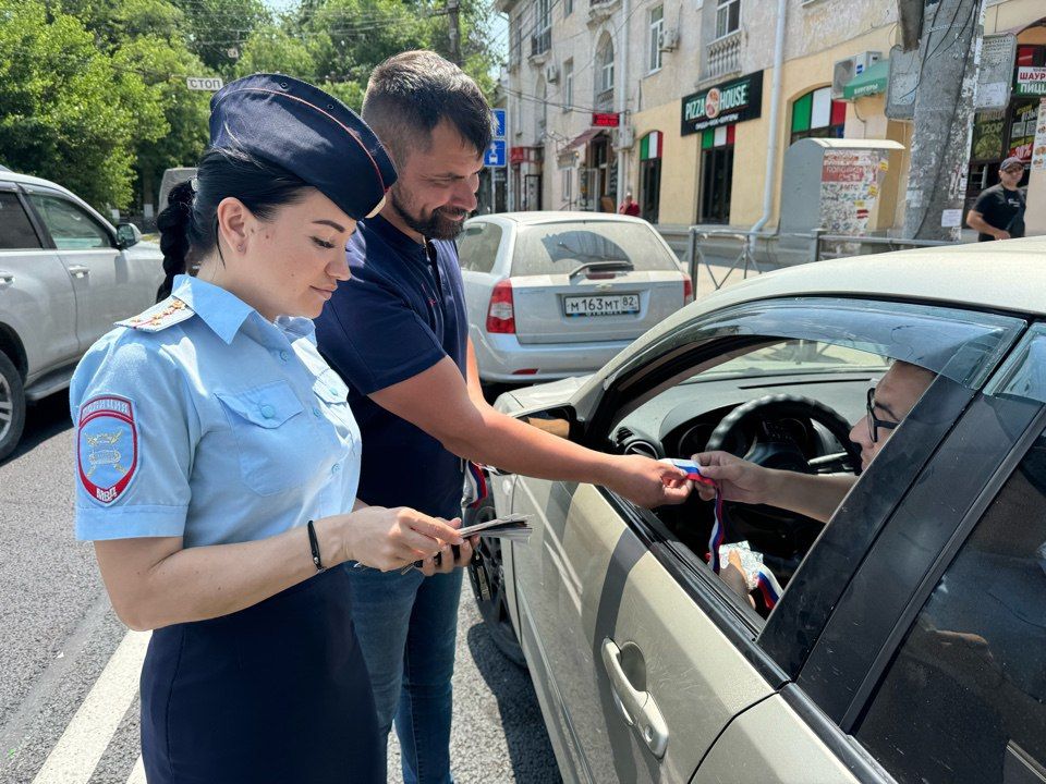 В Симферополе сотрудники Госавтоинспекции совместно с общественниками организовали акцию «От каждого из нас зависит будущее» В Симферополе сотрудники Госавтоинспекции совместно с общественниками организовали акцию «От каждого из нас зависит будущее»