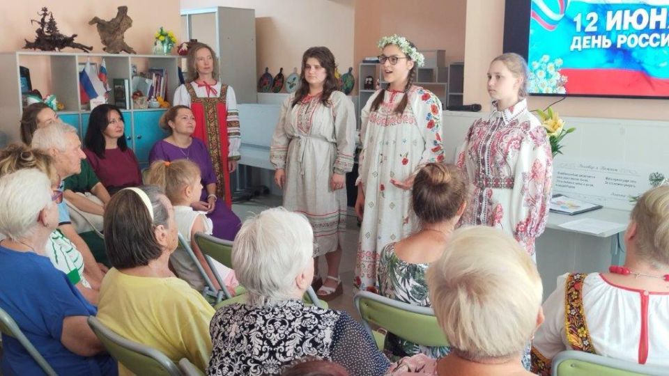 Получатели социальных услуг и сотрудники учреждений социального обслуживания отметили День России Получатели социальных услуг и сотрудники учреждений социального обслуживания отметили День России